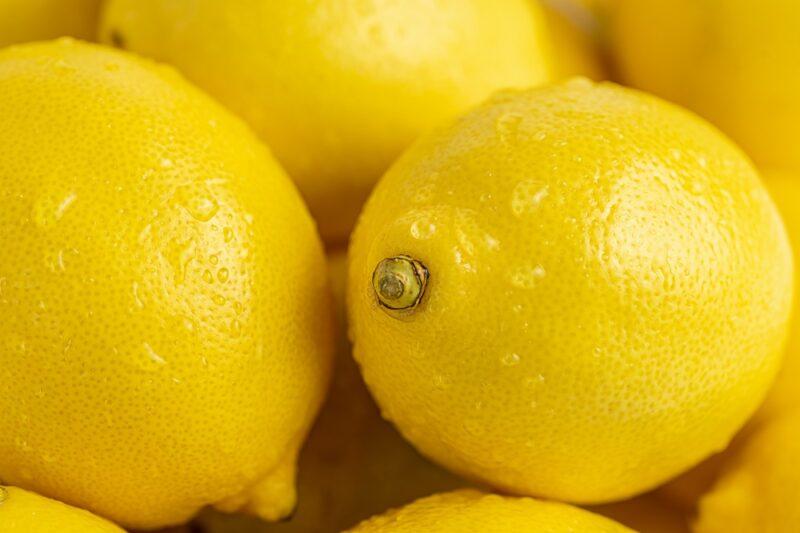 Czy sok z cytryny pomaga na zgagę?