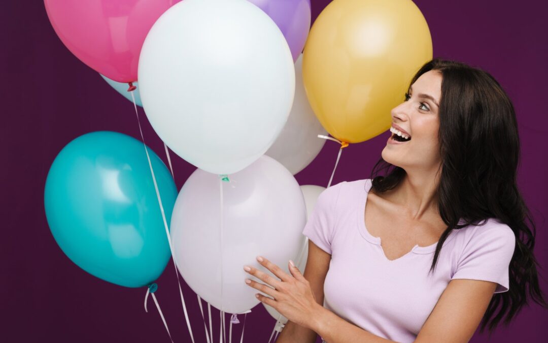 Balony na hel – jak wykorzystać je w dekoracjach na każdą okazję?